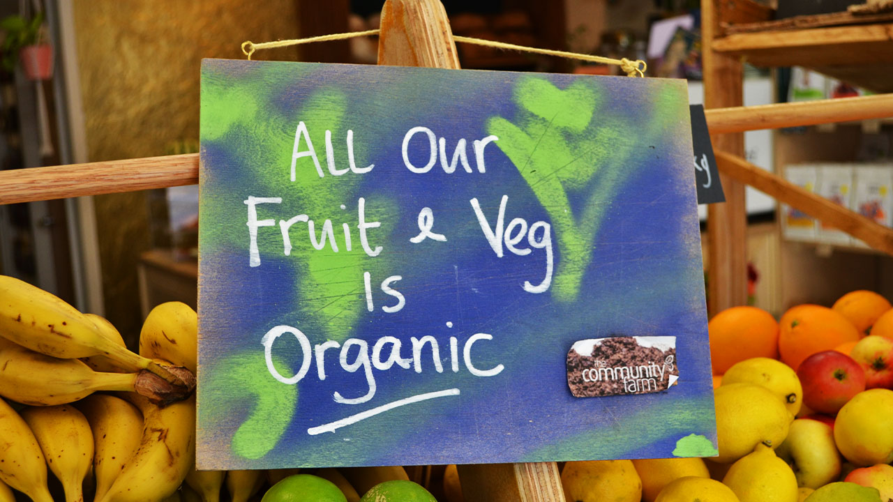 A sign in amongst fruit produce stating that all of the fruit and veg is organic